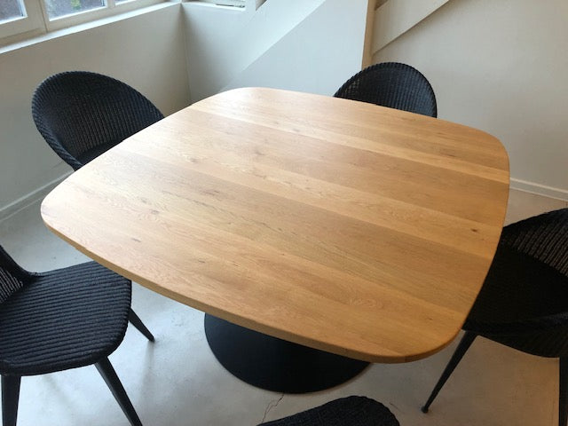 Toonzaalmodel Bliss vierkante eettafel
