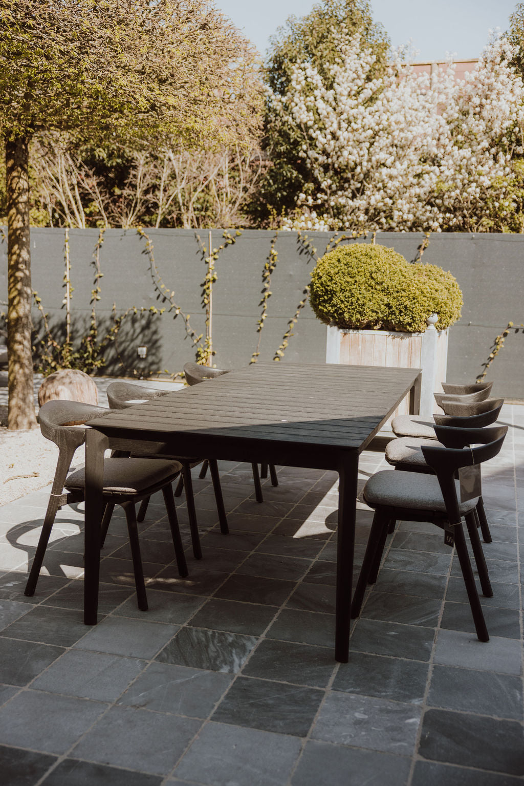 Toonzaalmodel Bok Black set rechthoekige tuintafel + 6 stoelen met kussens Mocha