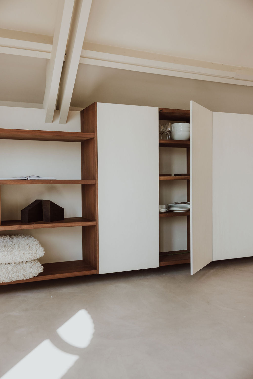 KURA - combinatie van open rek, gesloten hoge kast en tv kast