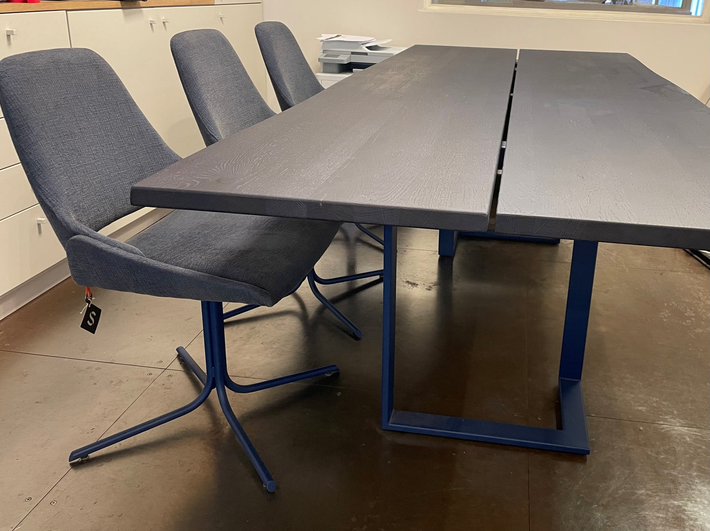 Toonzaalmodel Japura vaste eettafel indigo blauw- met boomstamrand