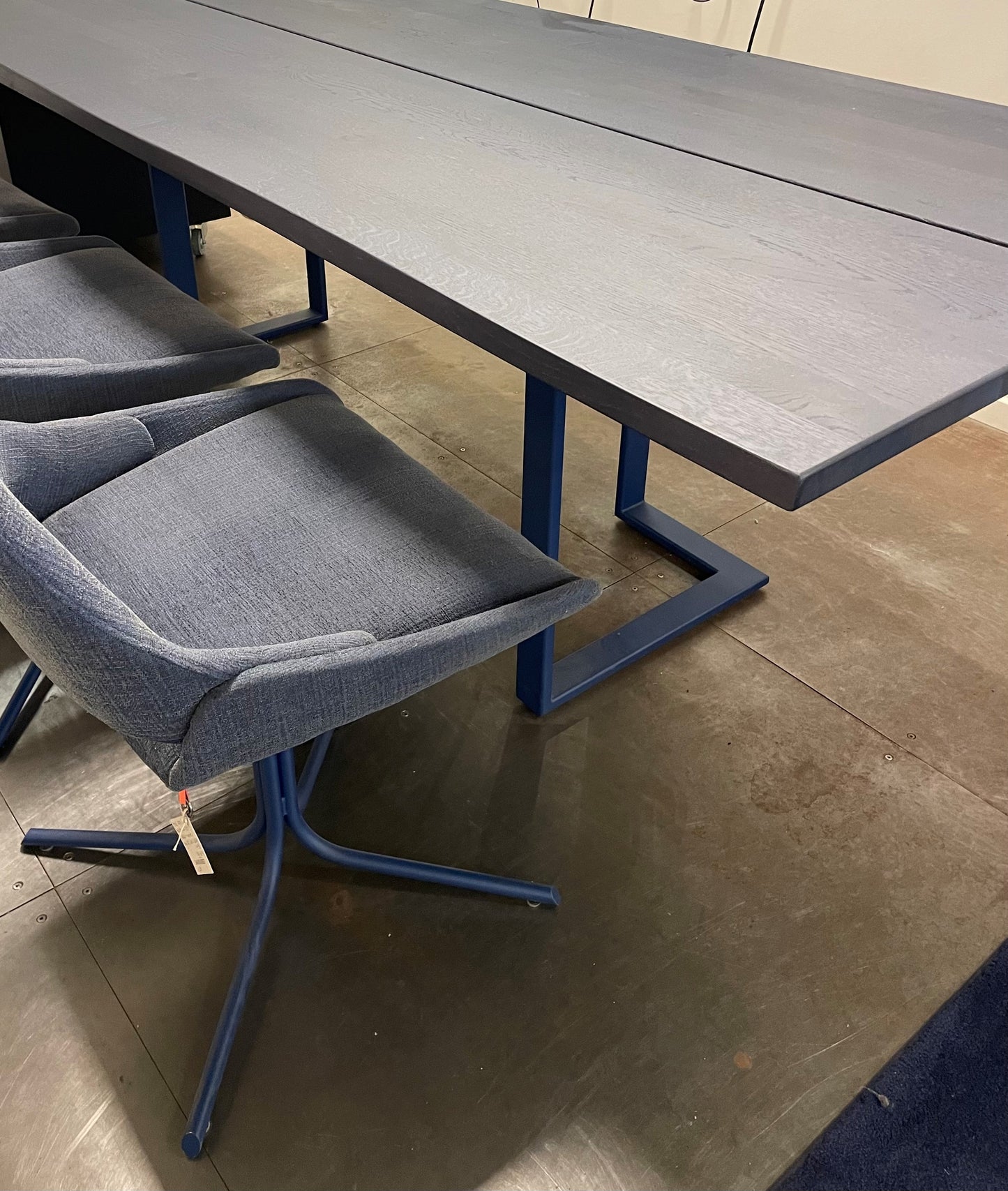 Toonzaalmodel Japura vaste eettafel indigo blauw- met boomstamrand