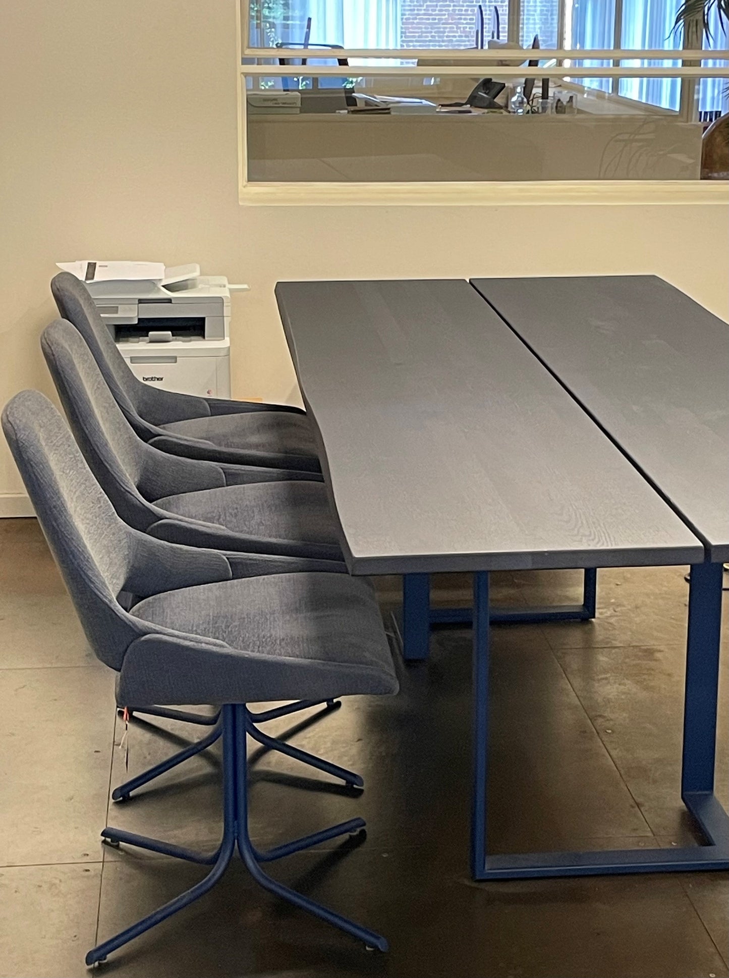 Toonzaalmodel Japura vaste eettafel indigo blauw- met boomstamrand